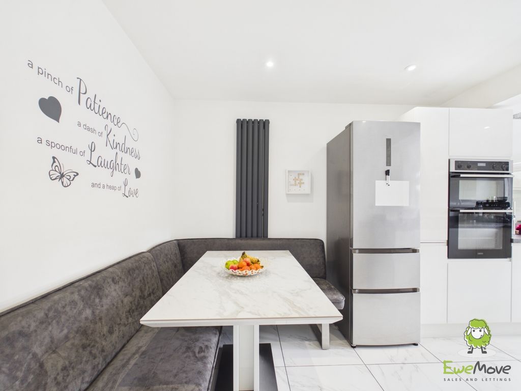 Property photo 3 of 19 Ewemove Estate Agents Basingstoke - 26 Martins Woo