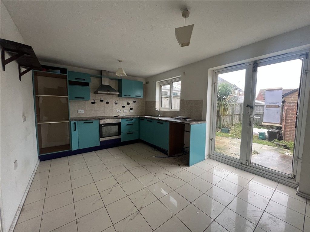 Property photo 2 of 10 Kitchen