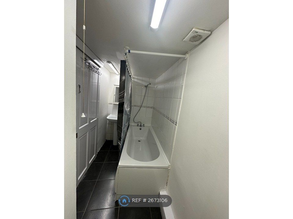 Property photo 1 of 10 Bathroom