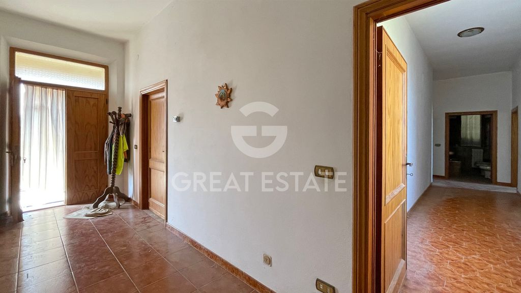 Property photo 2 of 30 Interiors