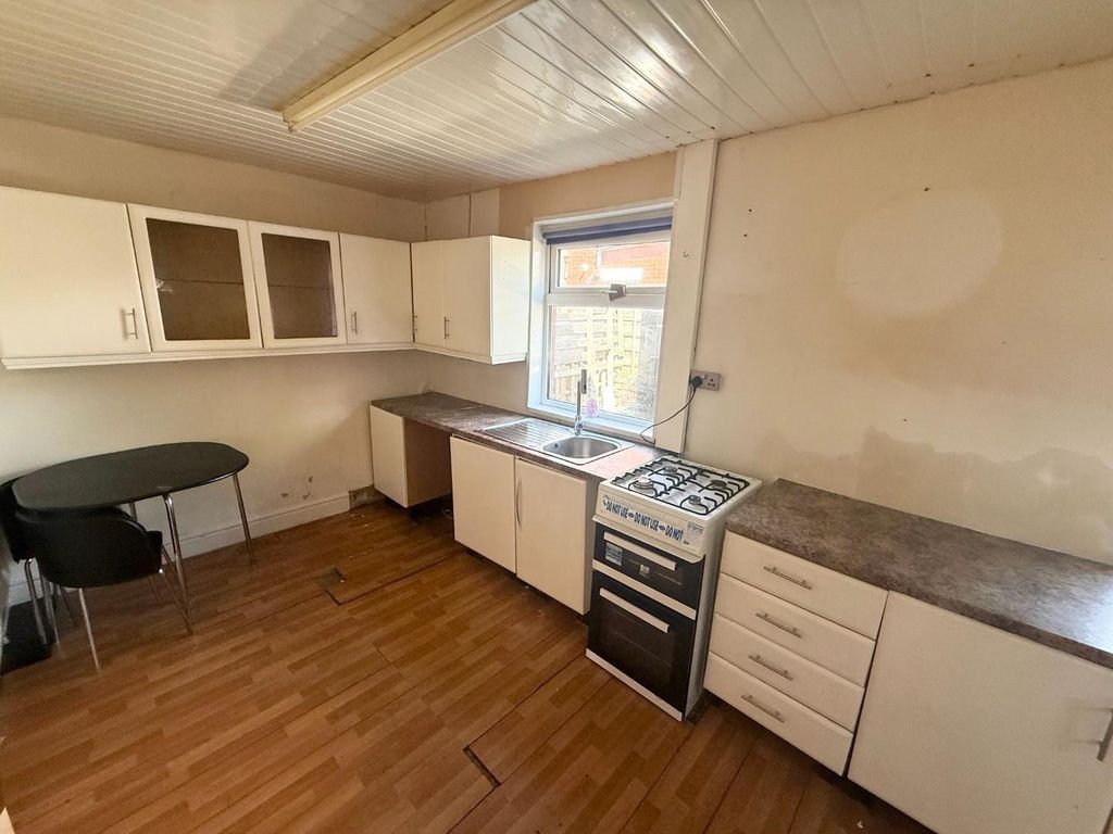Property photo 3 of 7 Dining Kitchen