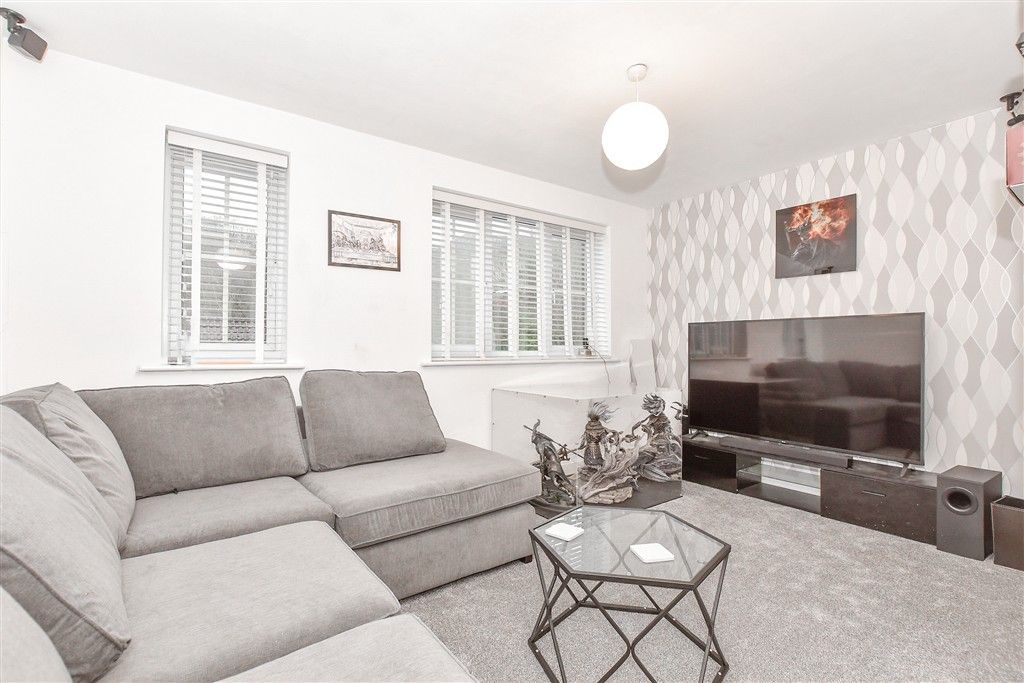 Property photo 1 of 8 Lounge