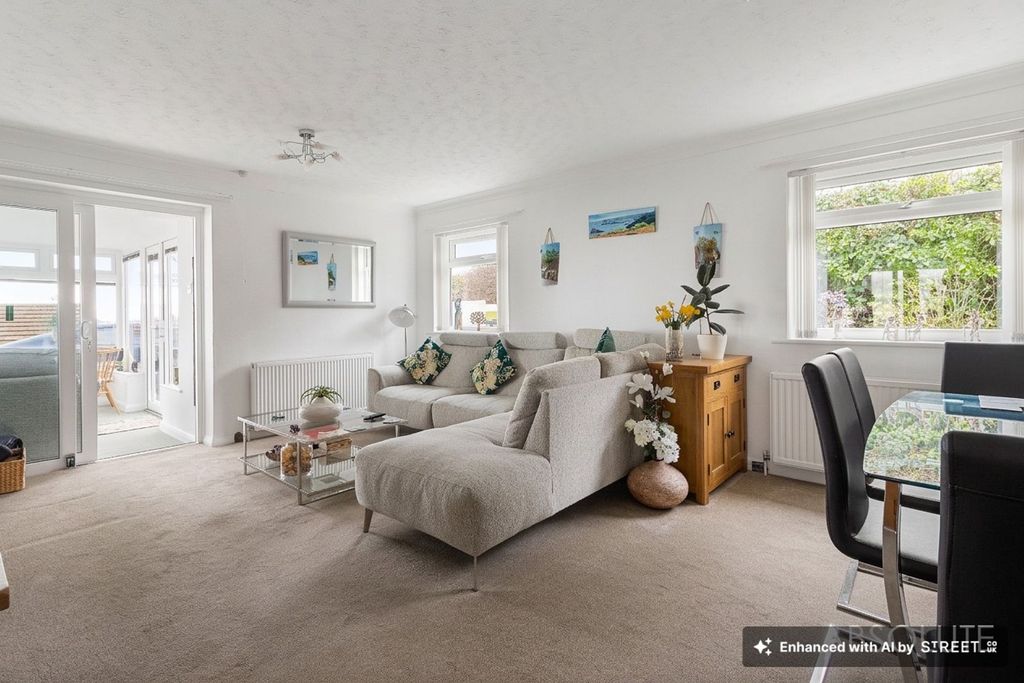 Property photo 3 of 25 Lounge