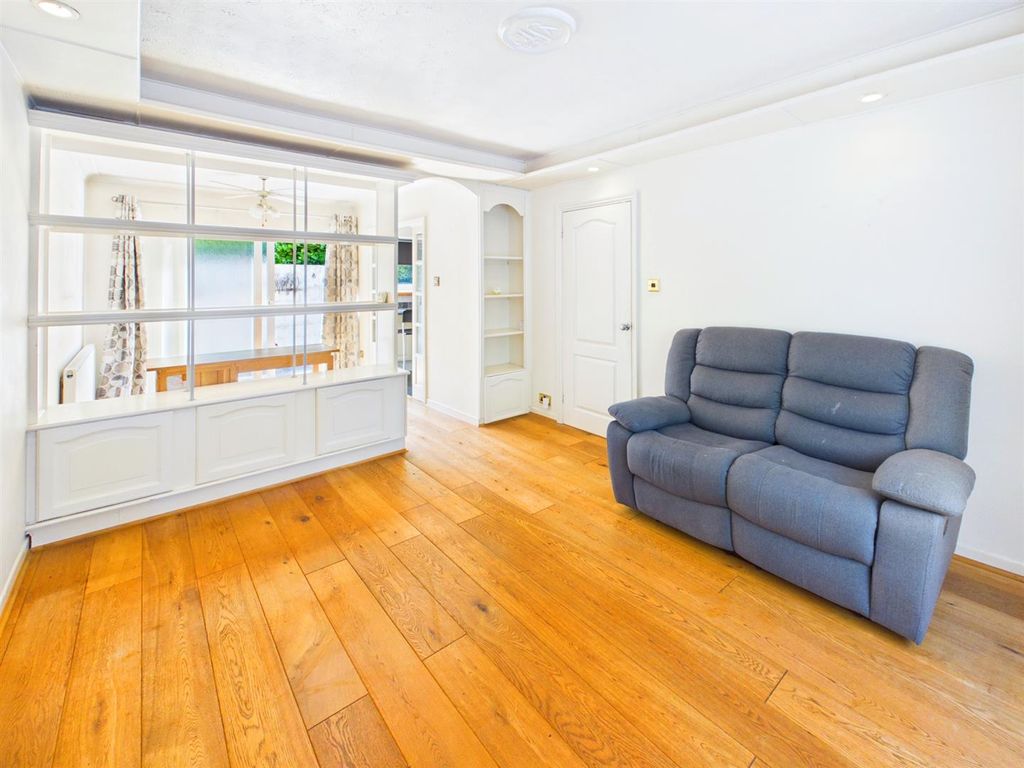 Property photo 3 of 19 Lounge