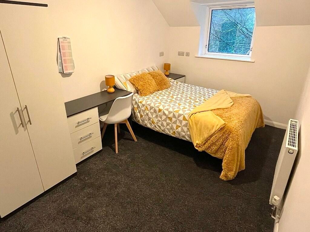 Property photo 3 of 8 Cozy Single Bedroom Featuring A Comfortable Bed Wi...