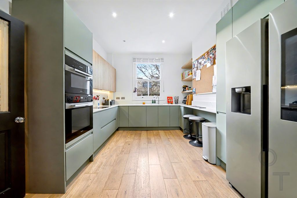 Property photo 3 of 14 Kitchen