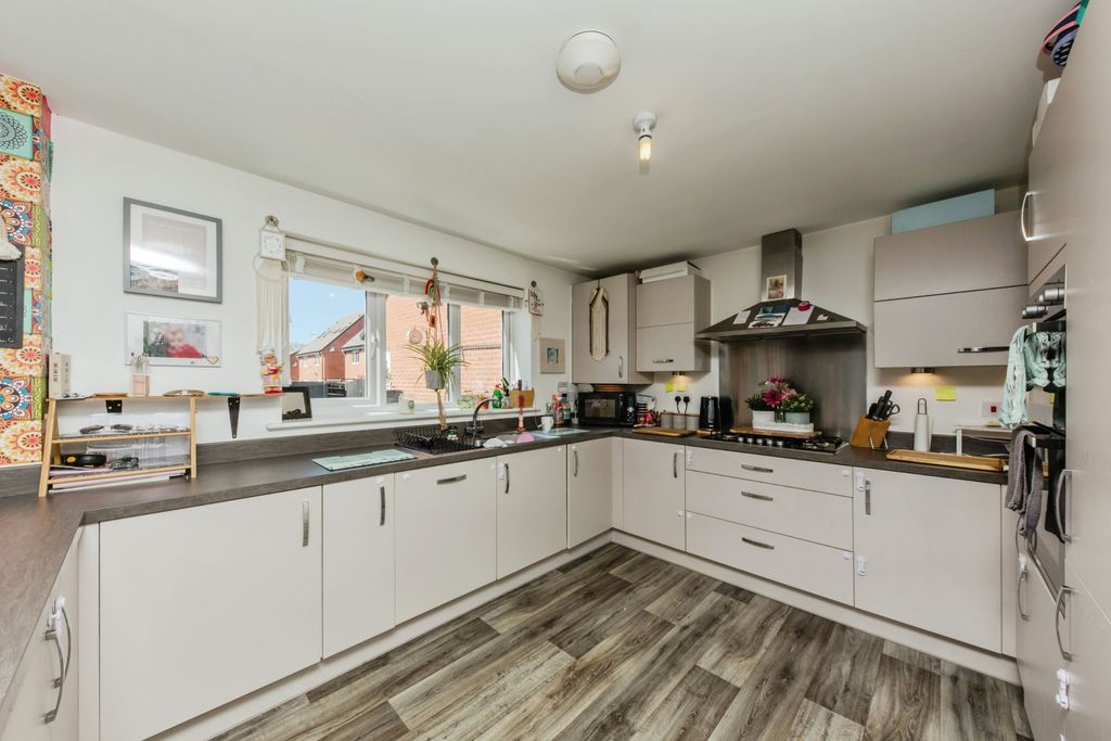 Property photo 3 of 16 Kitchen