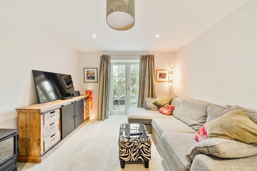 Property photo 2 of 17 Sitting Room