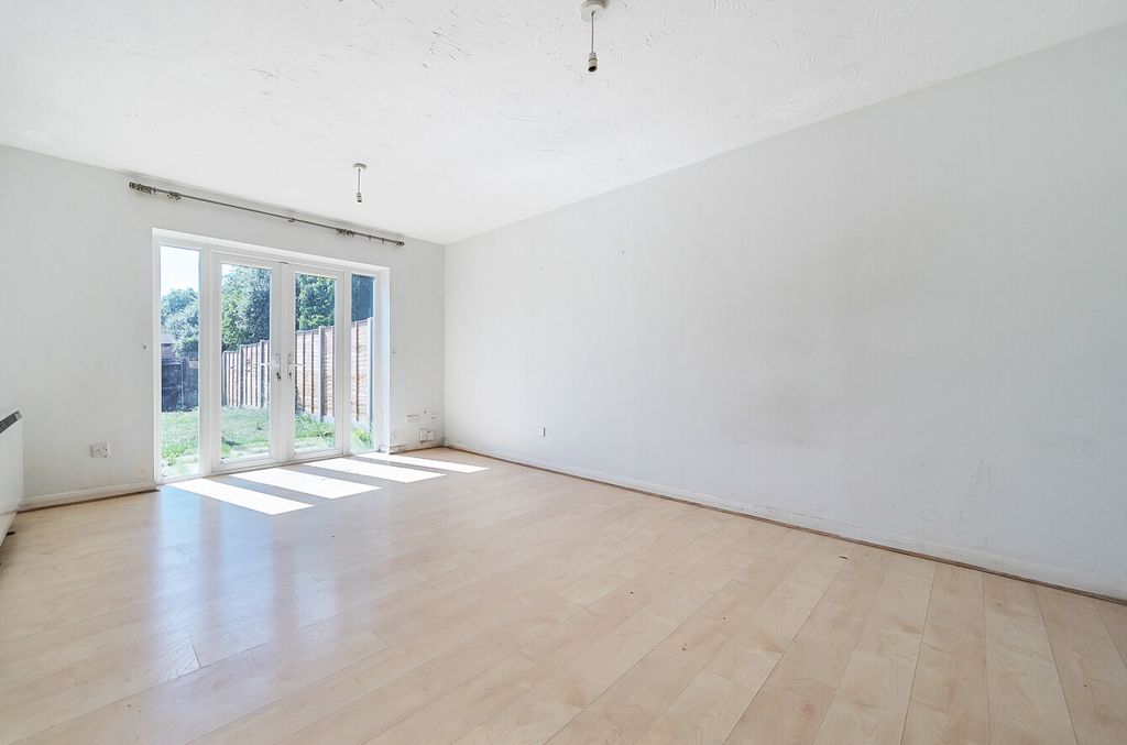 Property photo 3 of 10 1341407-11-689De2...