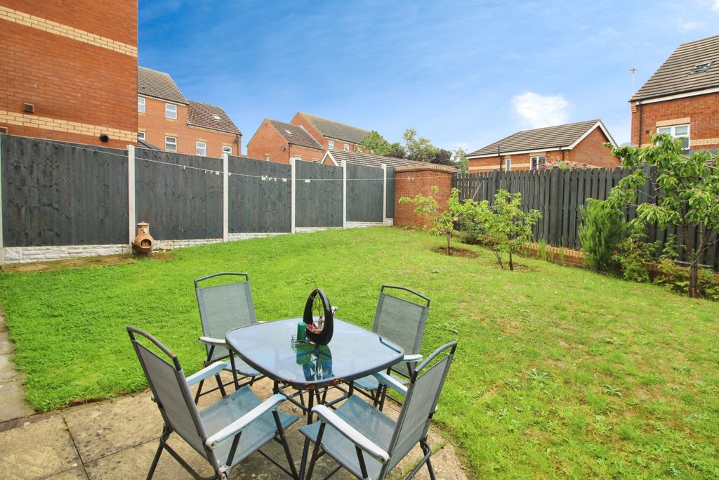 Property photo 2 of 32 Garden..Jpg