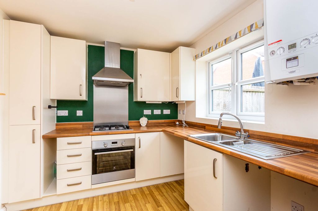 Property photo 2 of 10 Kitchen