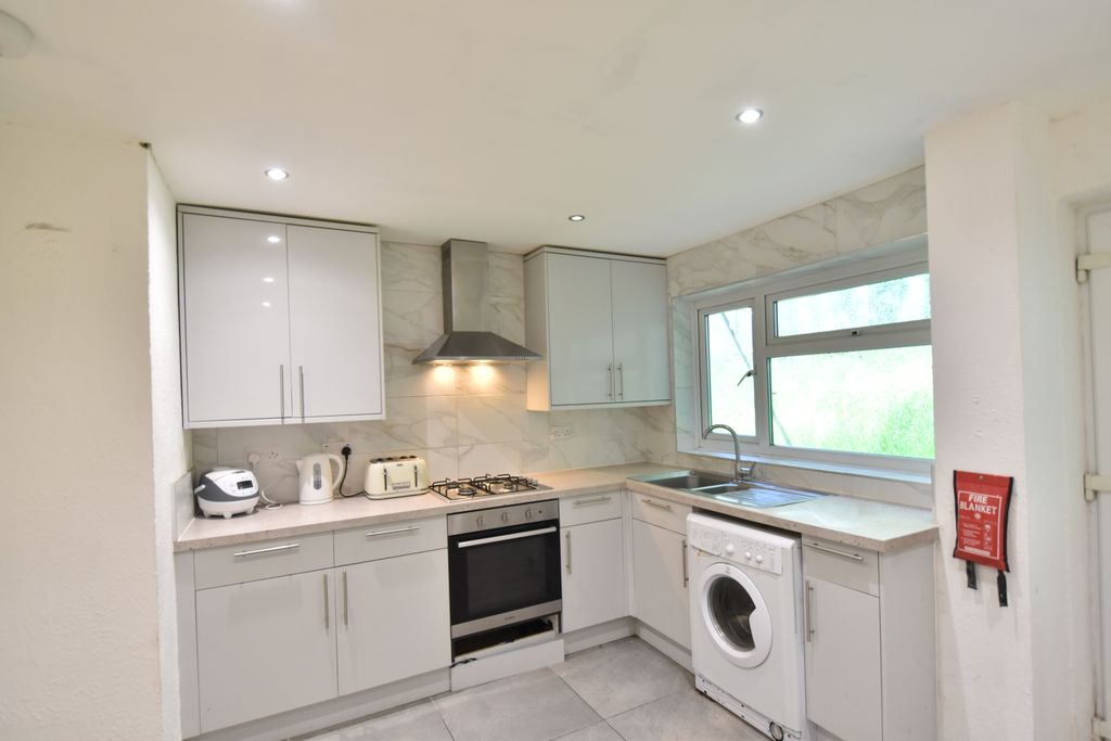 Property photo 3 of 11 Kitchen