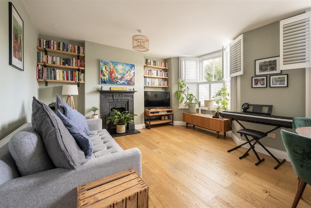 Property photo 2 of 27 Richmond Road, E11