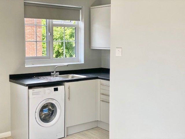 Property photo 3 of 10 Kitchen