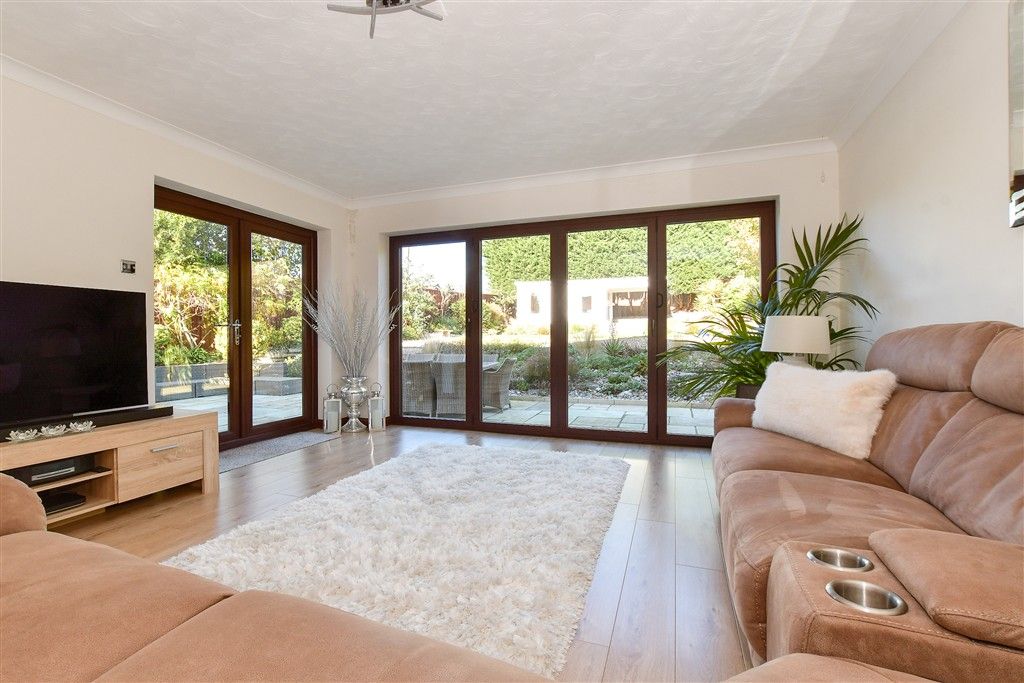 Property photo 3 of 13 Lounge