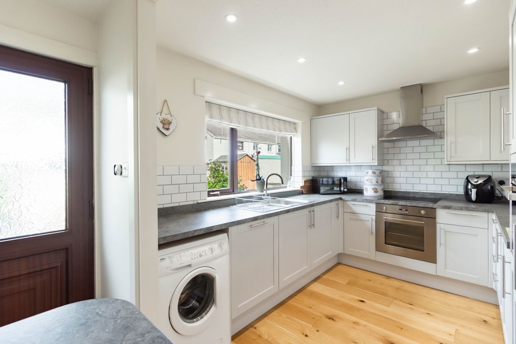 Property photo 3 of 25 Dining Kitchen