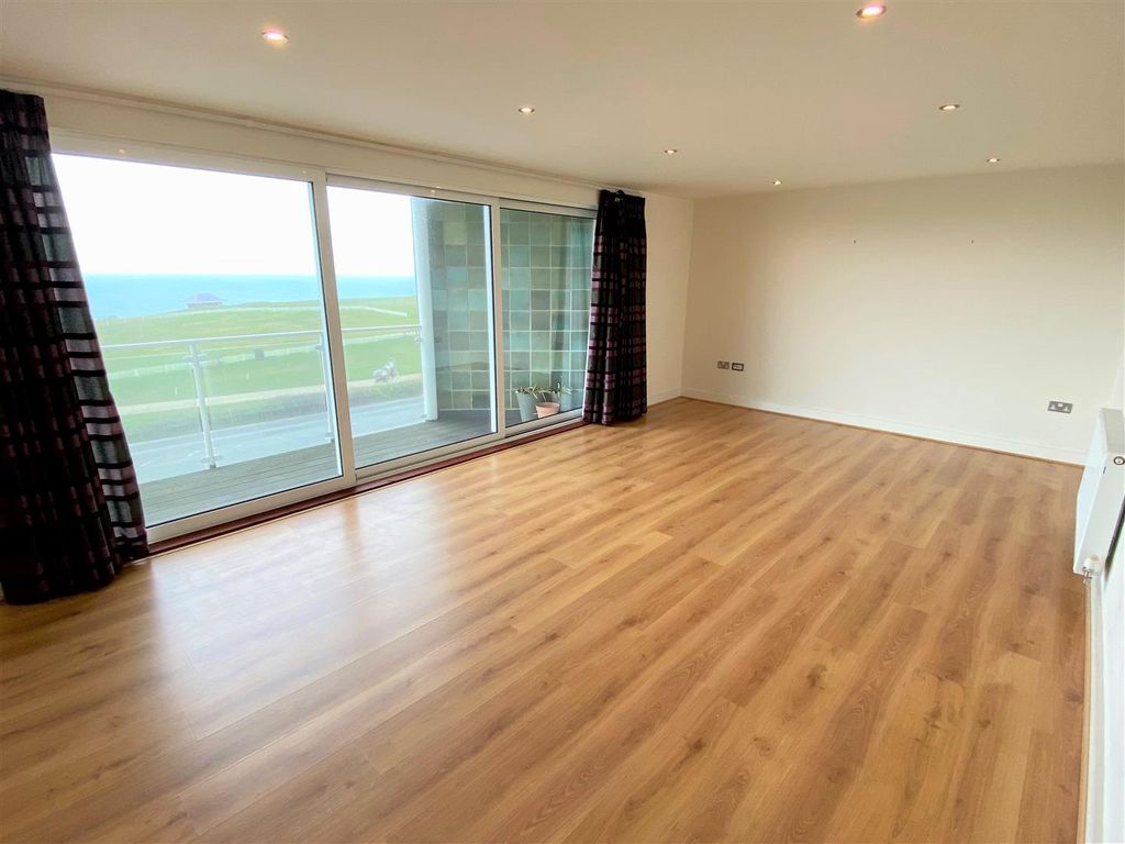 Property photo 2 of 11 4 Whitewater Apartments Lounge