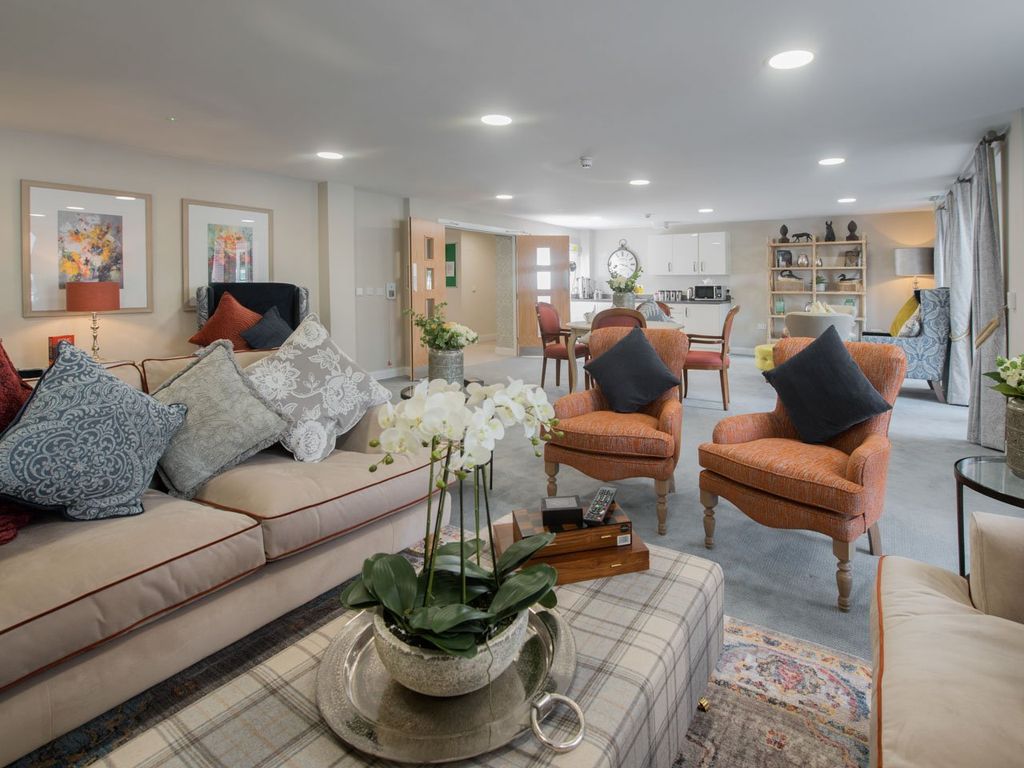 Property photo 1 of 8 Communal Lounge