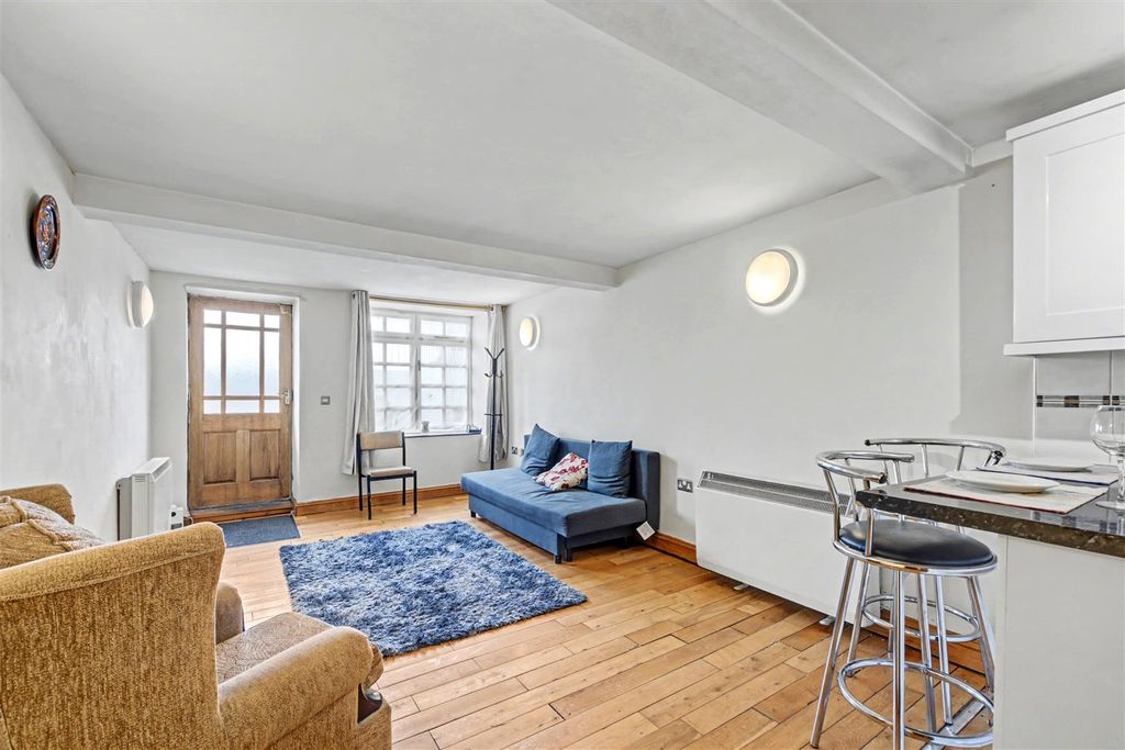 Property photo 3 of 17 Lounge_1.Jpg