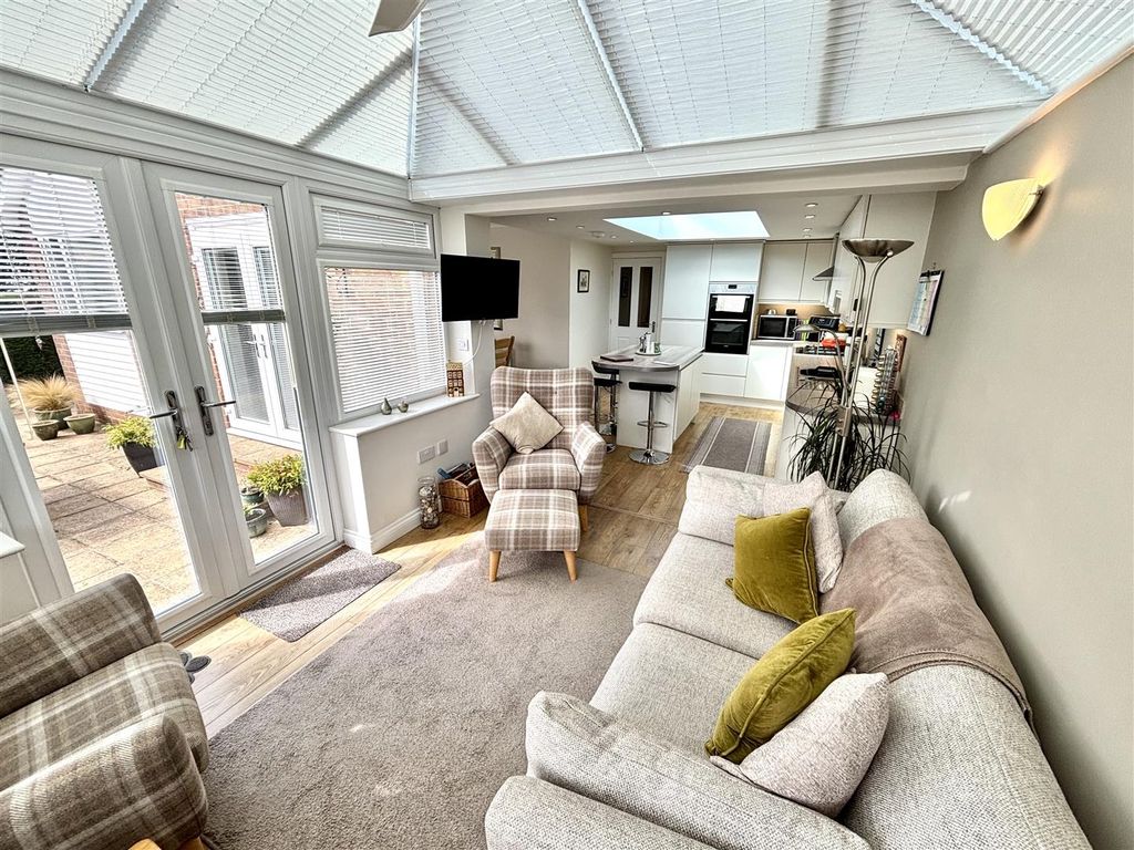 Property photo 3 of 19 Conservatory