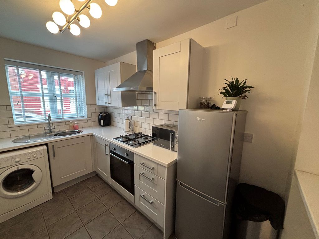 Property photo 3 of 16 Kitchen
