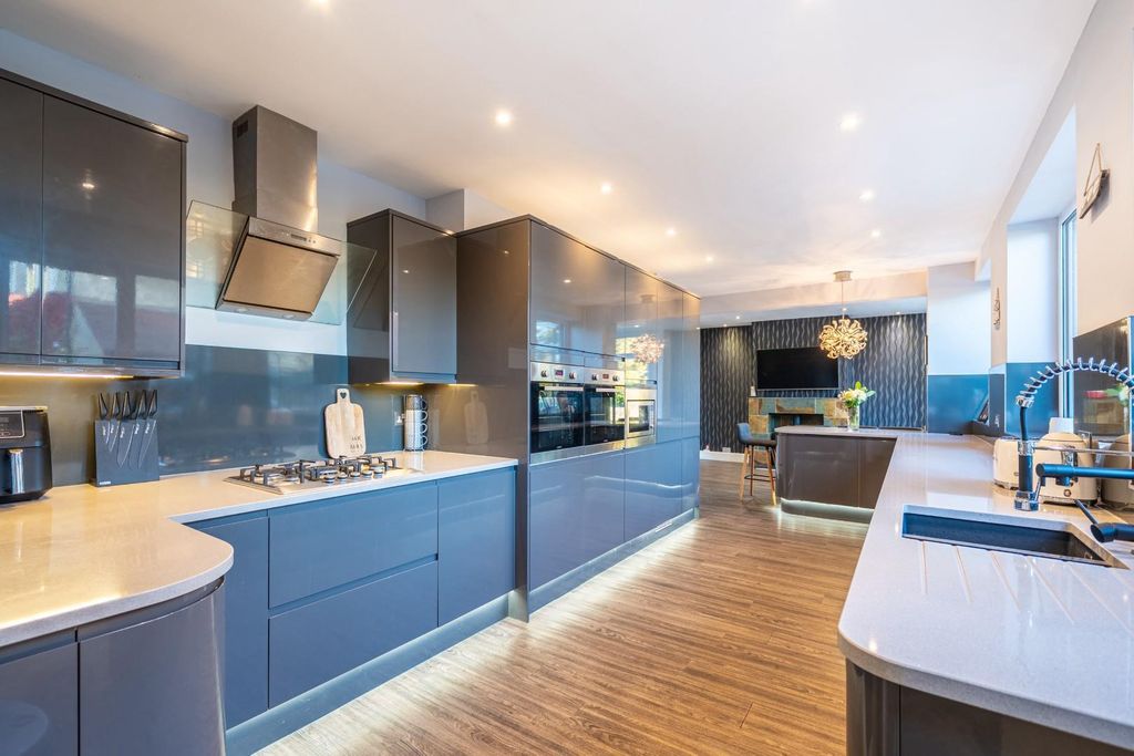 Property photo 3 of 35 25236 99 Kingsgate_019.Jpg