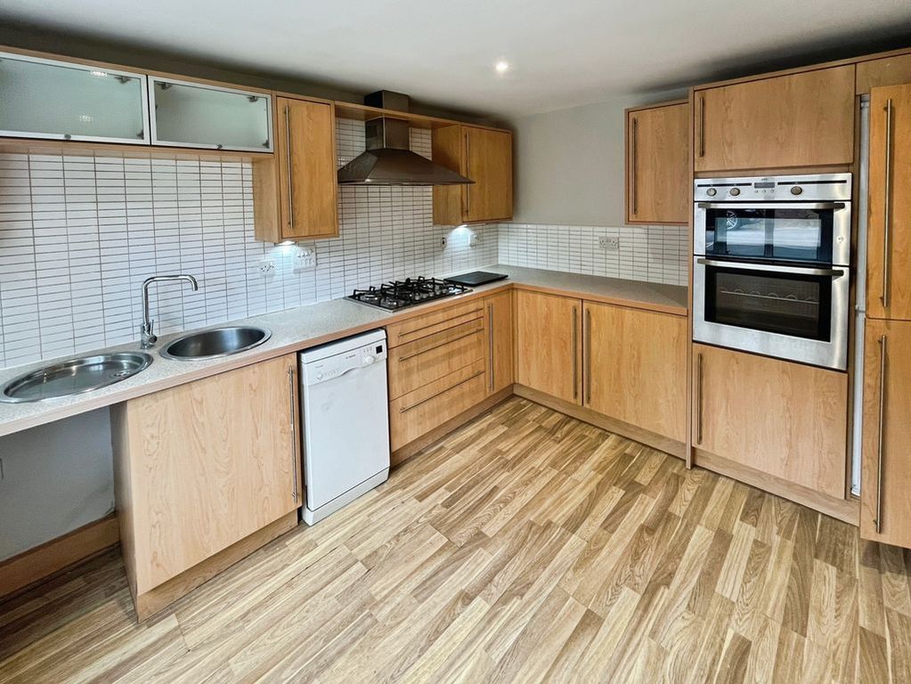 Property photo 3 of 17 Kitchen
