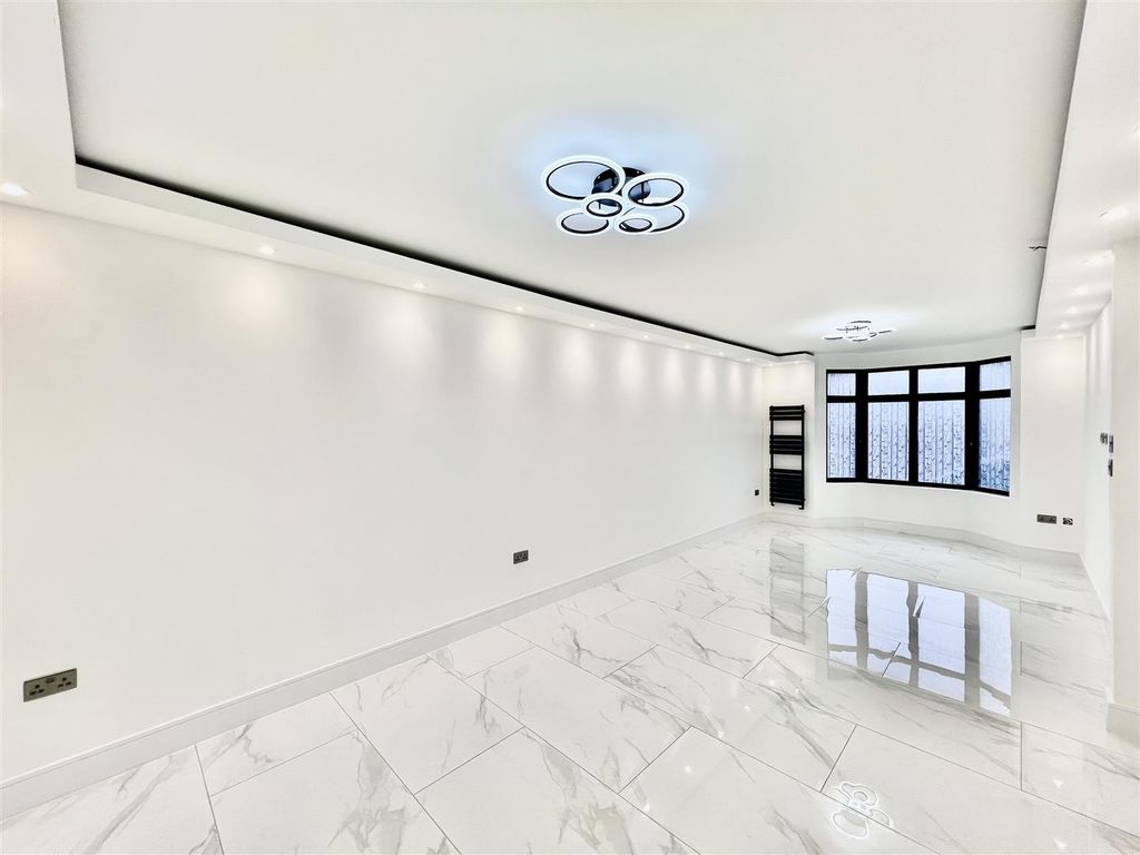 Property photo 3 of 13 Through Lounge