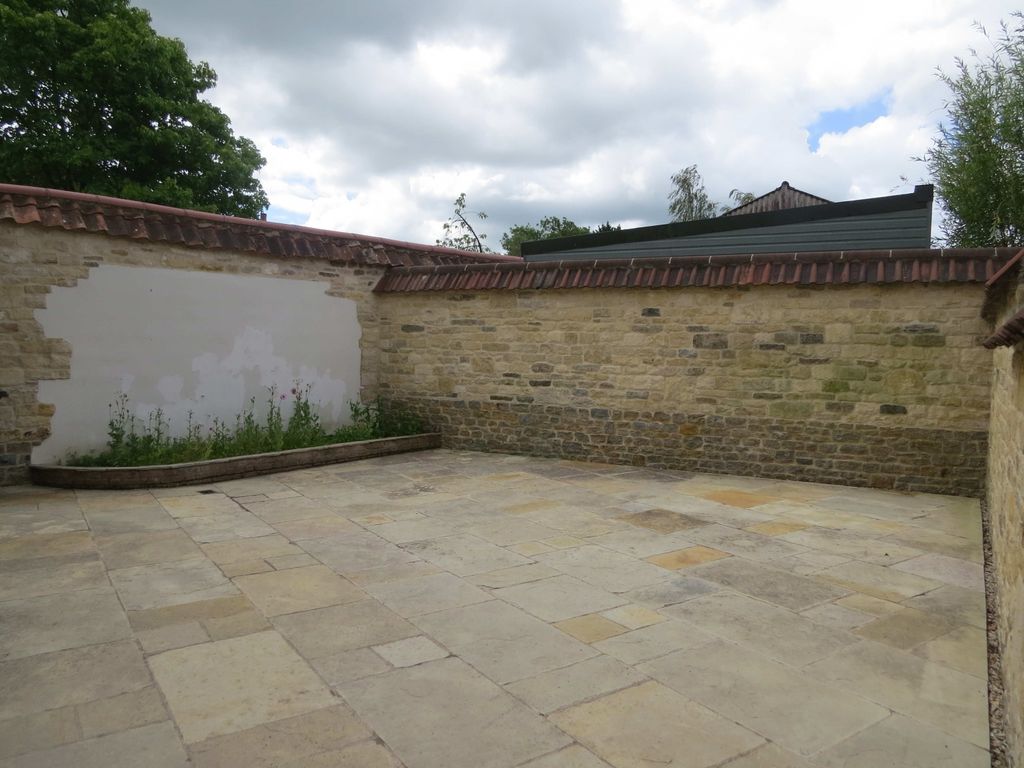 Property photo 2 of 11 Garden