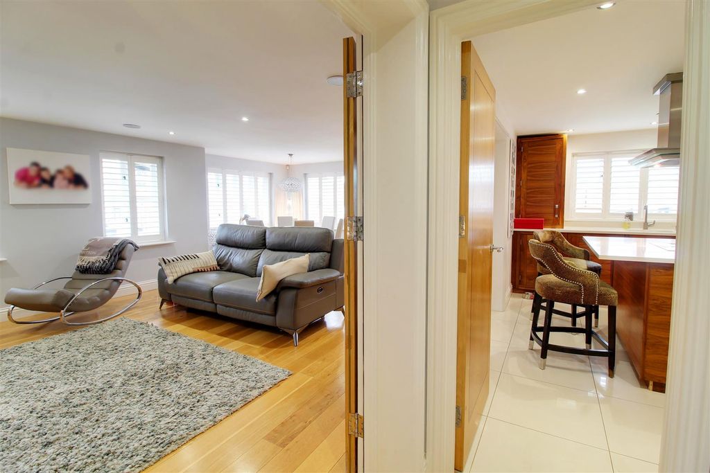 Additional image 5 of 3 bed flat for saleBluebridge Road, Brookmans Park AL9