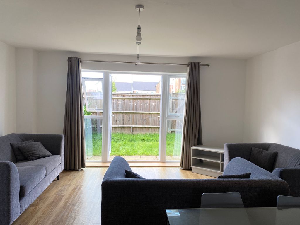 Property photo 3 of 11 Living Room