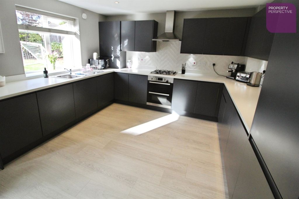 Property photo 3 of 15 Dining Kitchen