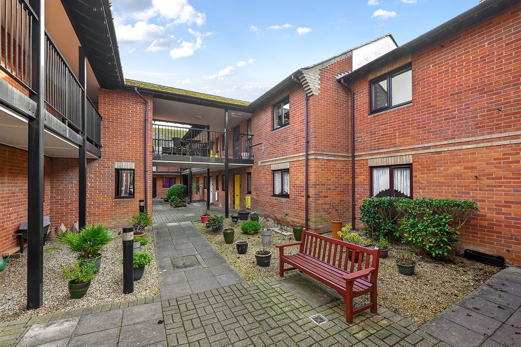 Property photo 2 of 8 5 The Elms (2)