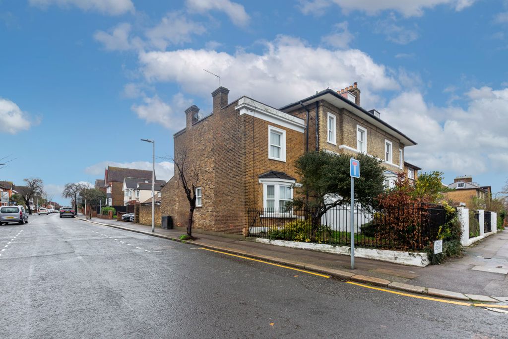 Property photo 1 of 12 65 Grove Hill, South Woodford, London, E18 2Ja