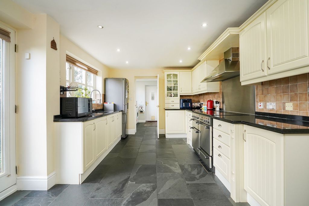 Property photo 2 of 28