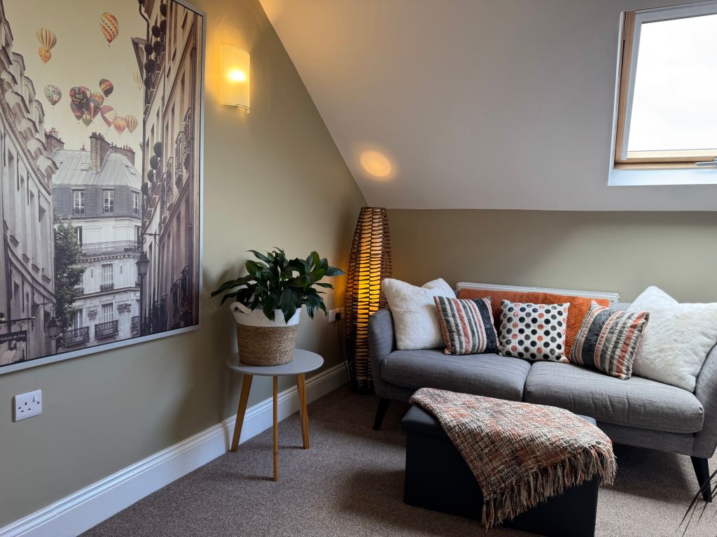 Property photo 1 of 9 Lounge-E858D9Aa-7A0E-469C-962E-C7Ced52B30Ad_1_102_