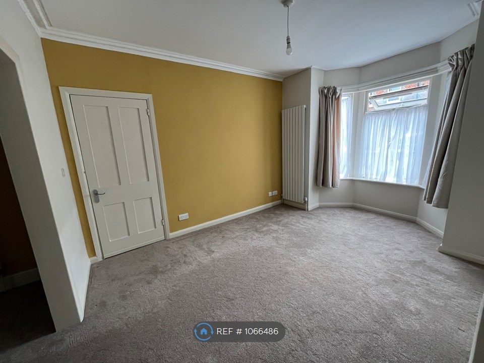 Property photo 3 of 19 Lounge
