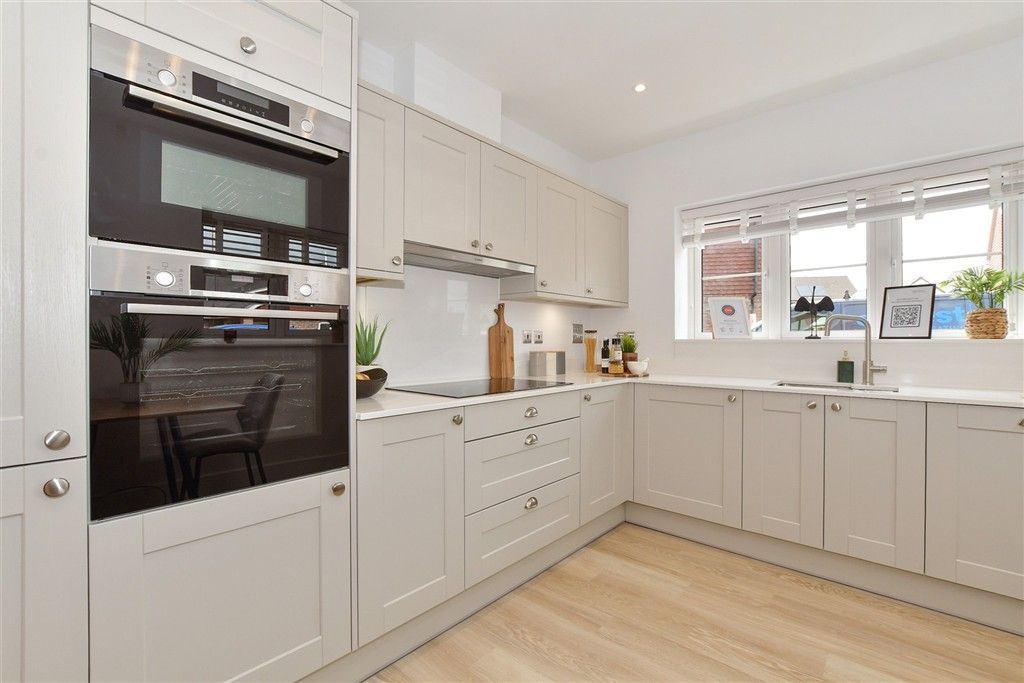 Property photo 3 of 12 Kitchen