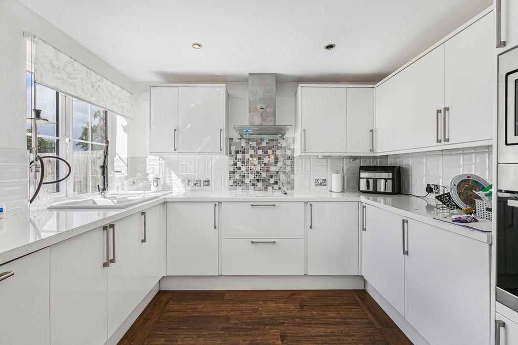 Property photo 3 of 17 Kitchen