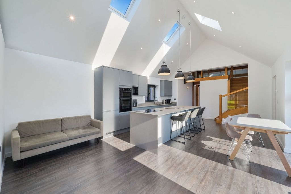 Property photo 2 of 21