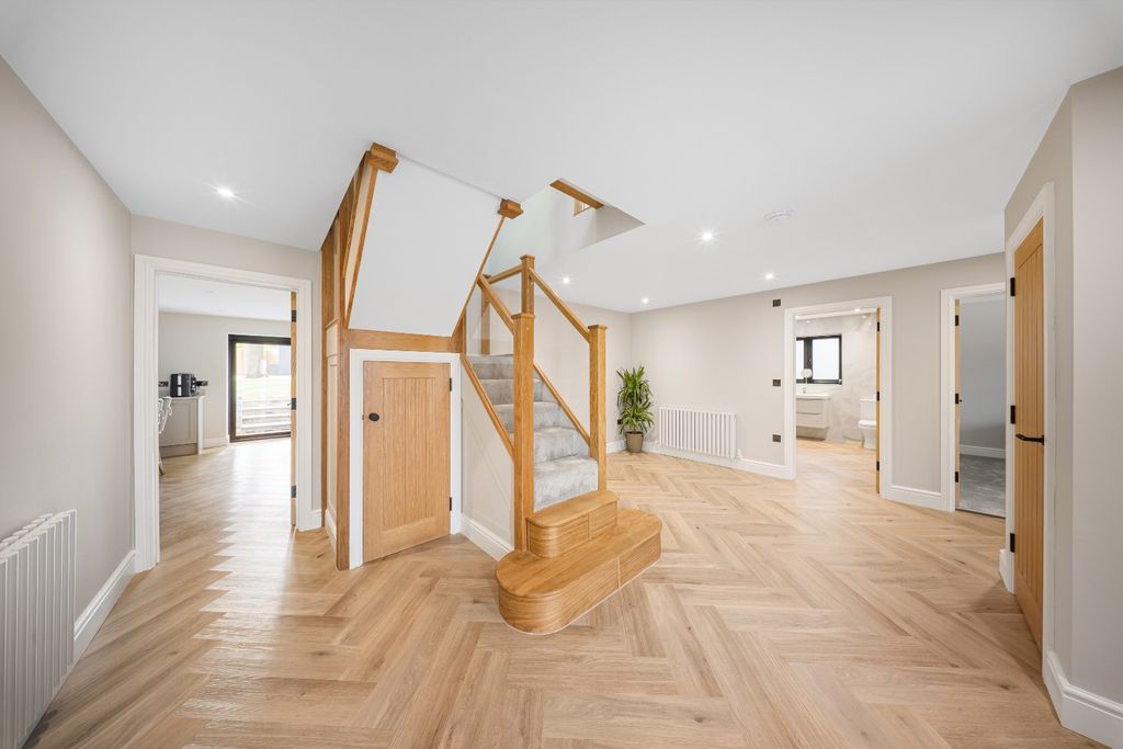 Property photo 2 of 38 3982572