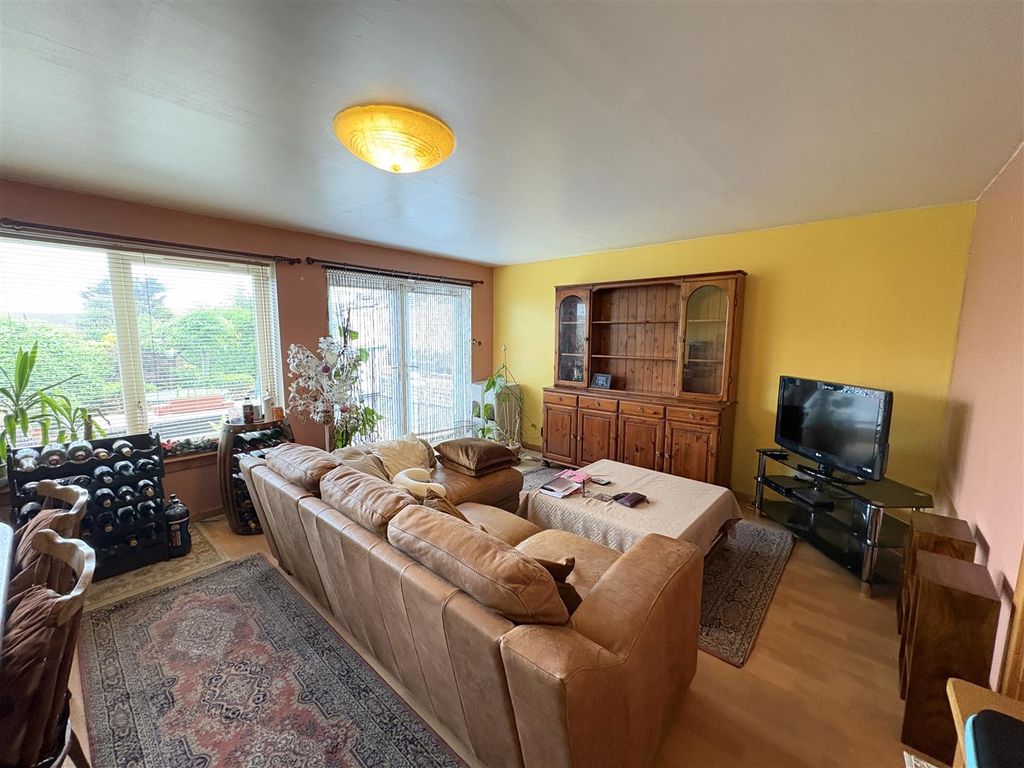 Property photo 3 of 18 Family Room/Dining Room