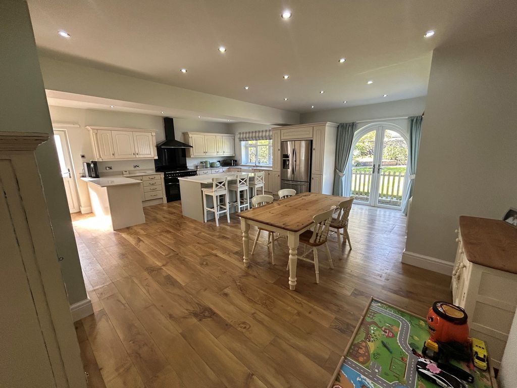 Property photo 3 of 21