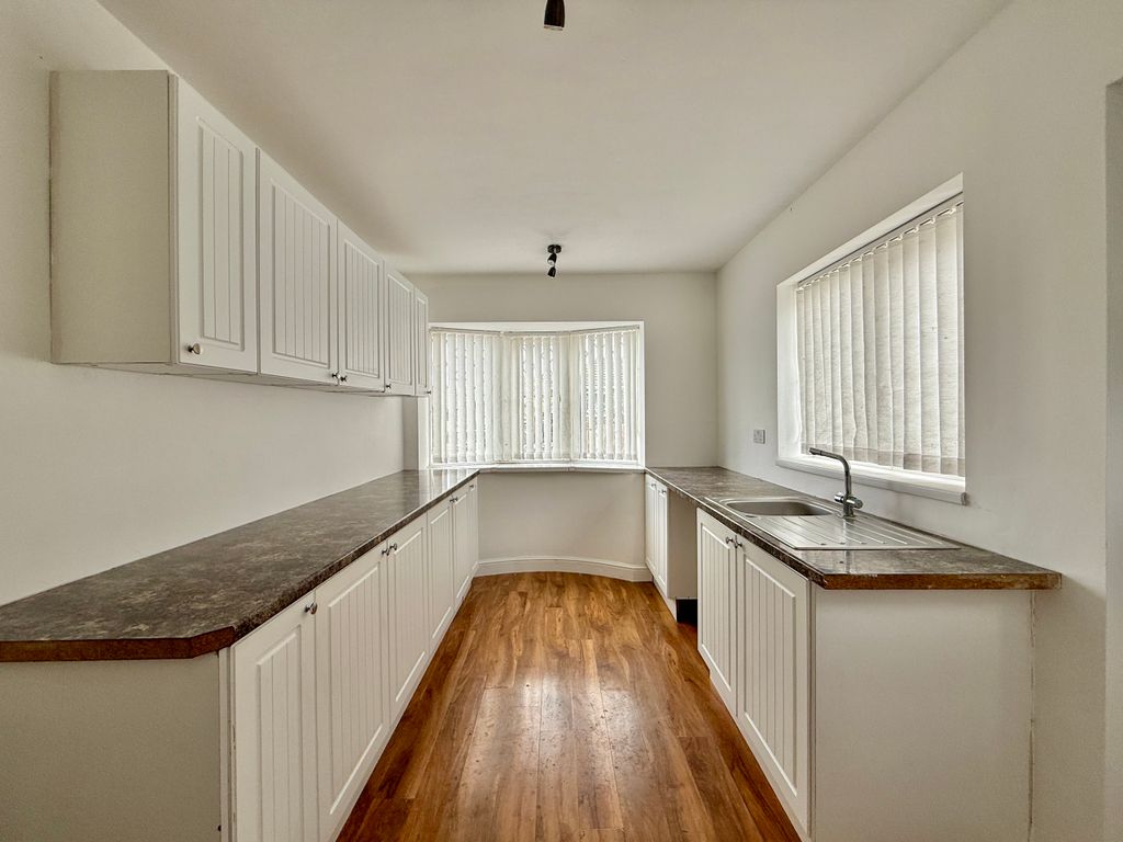 Property photo 3 of 10 Kitchen