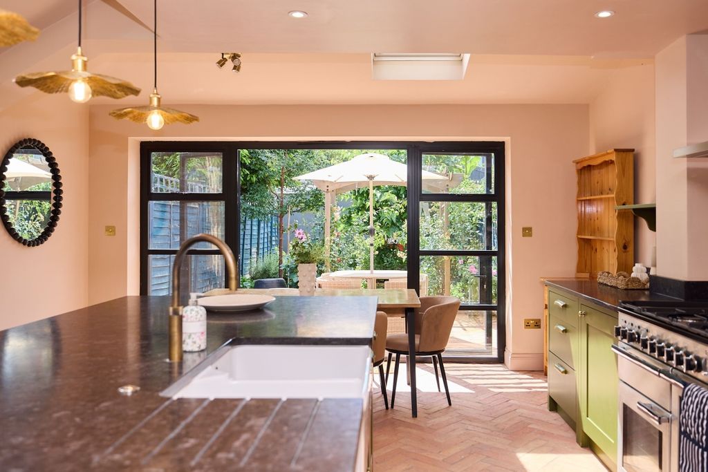 Property photo 2 of 23 77Ed31ee-1366-499...