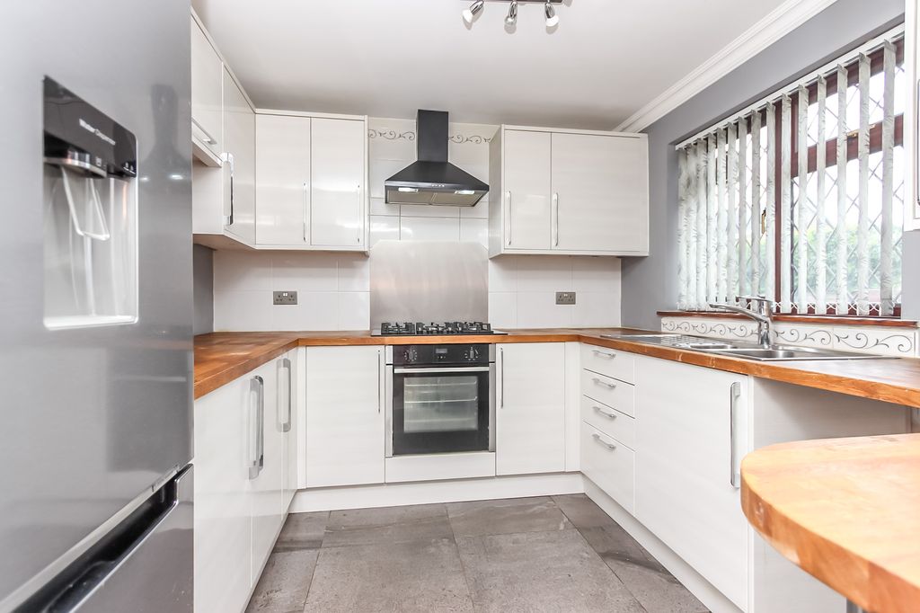 Property photo 2 of 8 Kitchen