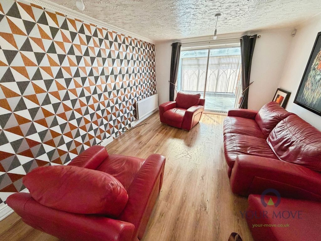 Property photo 2 of 11 Lounge
