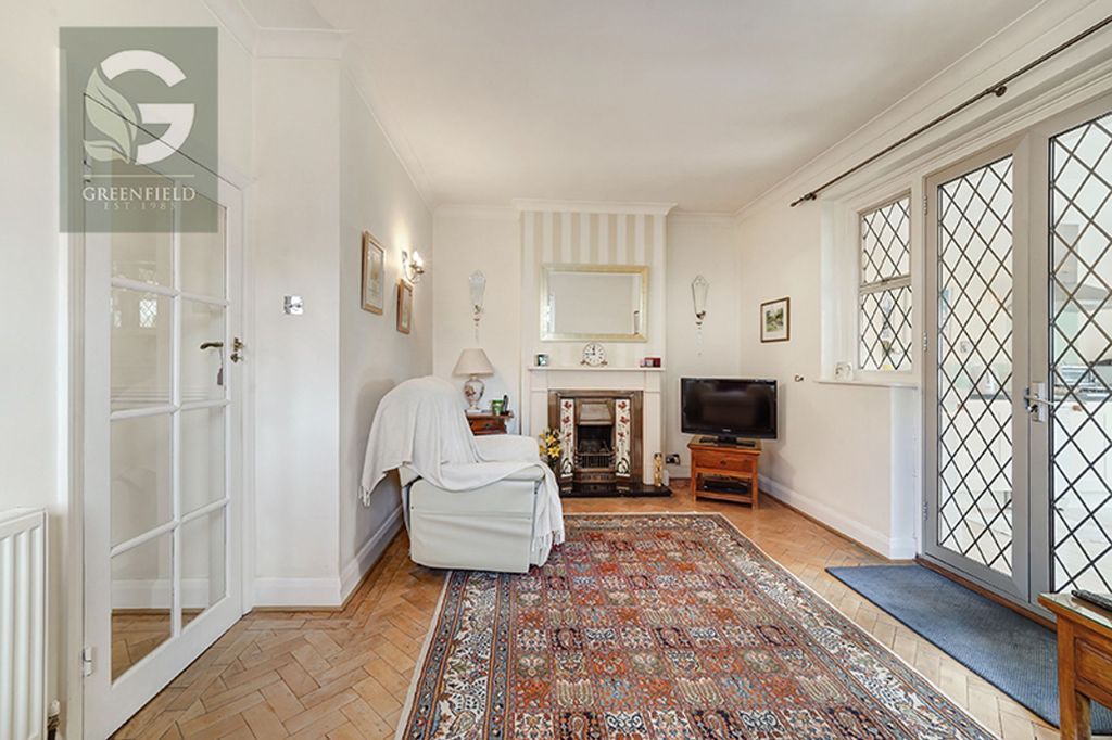 Property photo 2 of 12 Lakehurst Road, Ewell Court, Epsom, Surrey, Kt19 0El