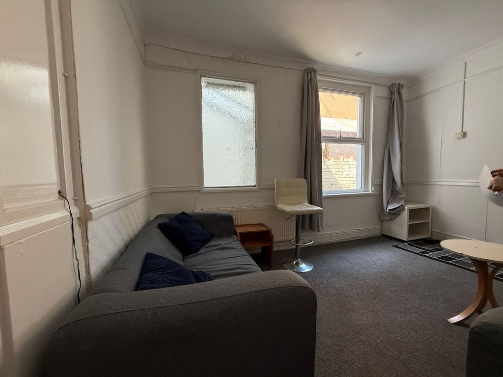 Property photo 2 of 14 B214E3Db-04d5-4129-Bc16-92Aebc6Cf434