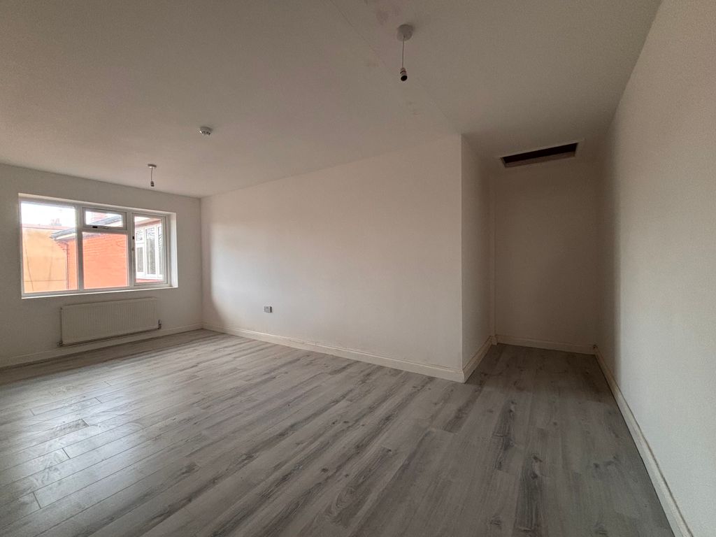 Property photo 3 of 5 Main Bedroom